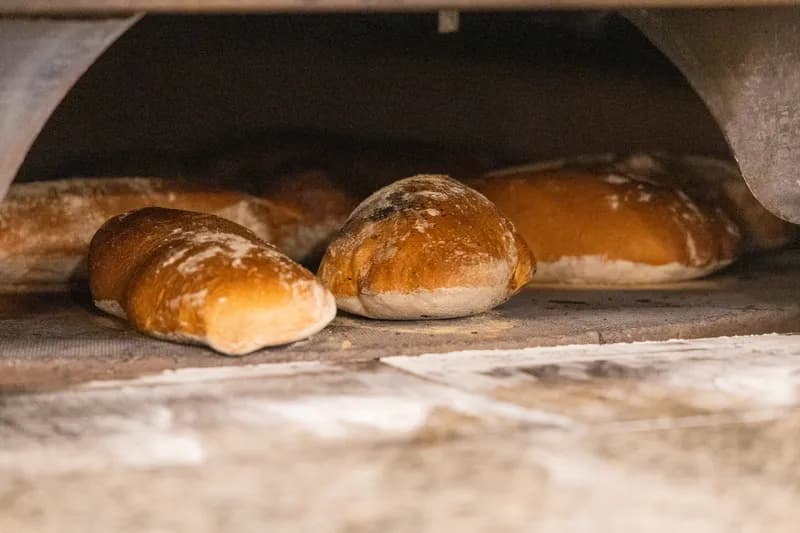 Forno a legna tradizionale e pane artigianale sfornato fresco al Ristorante Vecio Foghero di Chioggia