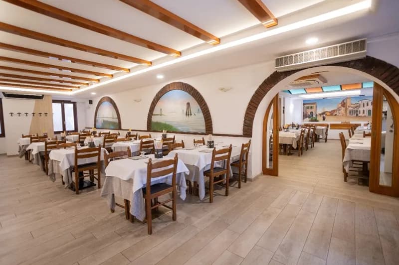 Interni eleganti e moderni del ristorante pizzeria Vecio Foghero a Chioggia dopo la ristrutturazione del 2025